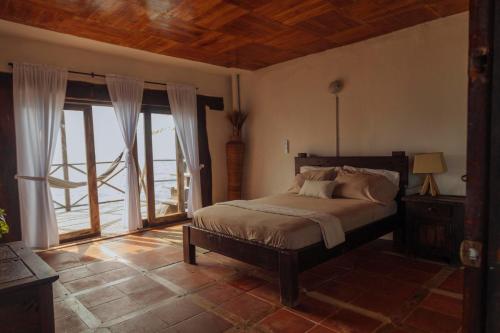 Postel nebo postele na pokoji v ubytování Isla Kalua - Private Ocean Villa