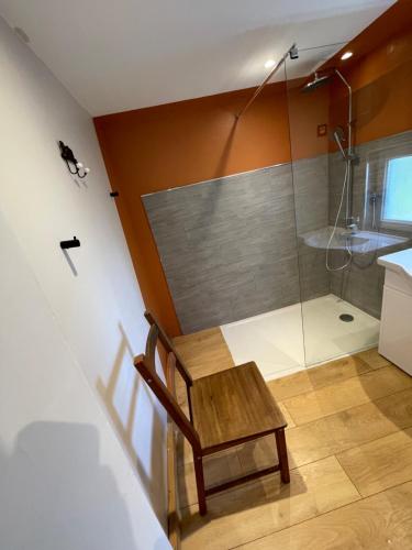 La salle de bains est pourvue d'une table en bois et d'une douche. dans l'établissement Gîte chez Line & Mon, à Bournonville