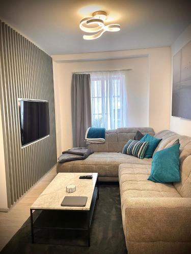 un soggiorno con un divano e un tavolo di MIMIs Lakeside Apartment - NEWLY RENOVATED a Gmunden