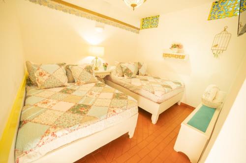 a bedroom with a bed and a couch at Posada del Angel in Salento