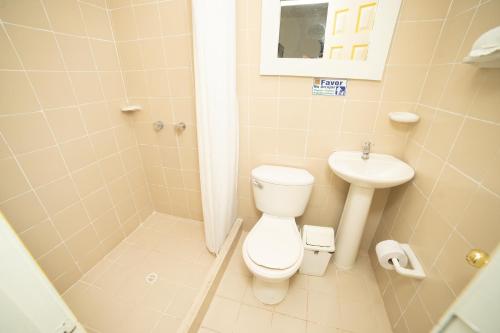 a bathroom with a toilet and a sink at Posada del Angel in Salento
