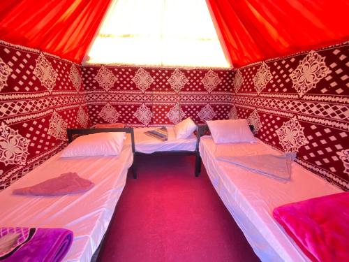 Giường trong phòng chung tại Lawrence Spring camp & tours