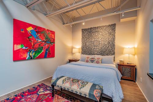 Un dormitorio con una cama y un cuadro en la pared. en Luxury in the Heart of Historic Downtown Santa Fe 1050 Sq Ft, en Santa Fe
