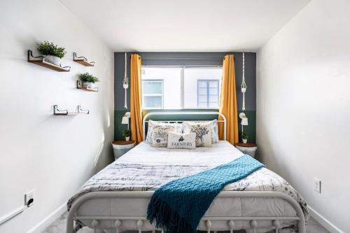 Katil atau katil-katil dalam bilik di Bright 2BR Oasis Desert Charm and BBQ Nights