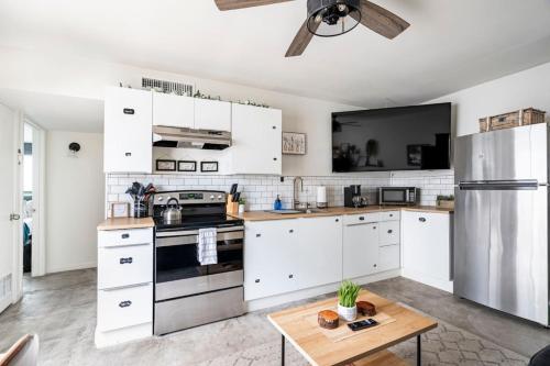 Dapur atau dapur kecil di Bright 2BR Oasis Desert Charm and BBQ Nights