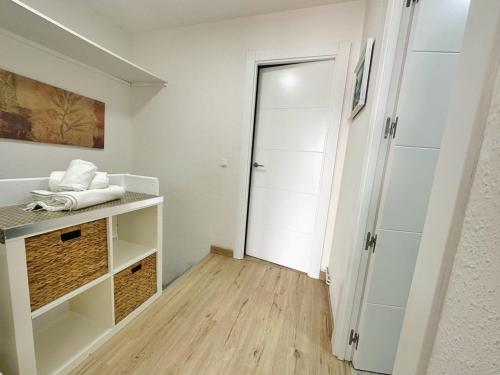 ノハにあるApartamento Las Cañas - 6018の白いバスルーム(シンク、クローゼット付)