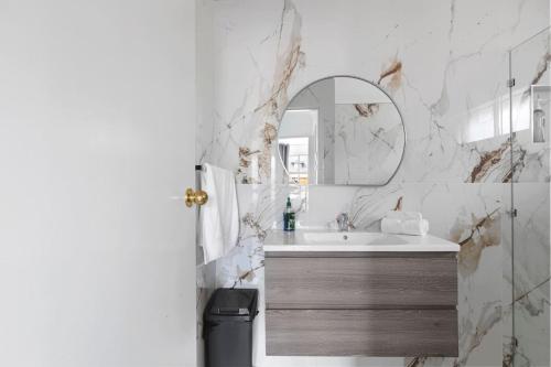 Ένα μπάνιο στο Cozy 3BDR Home I Mins to Parks