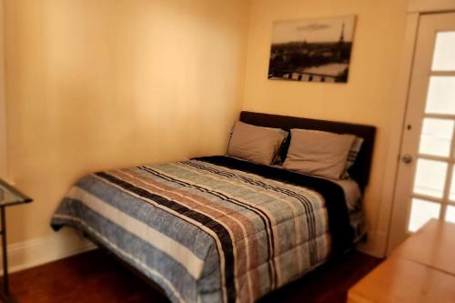 Ένα ή περισσότερα κρεβάτια σε δωμάτιο στο Cozy 1 Bed by the Lake park