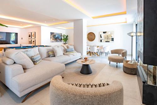 Villa Elviria - Ultimate Luxury with Heated Pool, Sauna & Steam Room