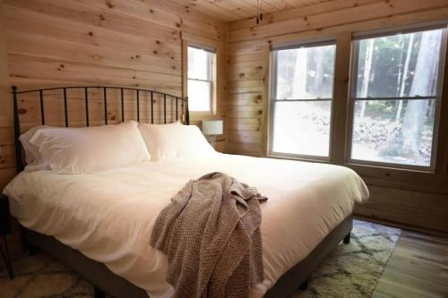 Ένα ή περισσότερα κρεβάτια σε δωμάτιο στο Middlefork Ridge Entire Property