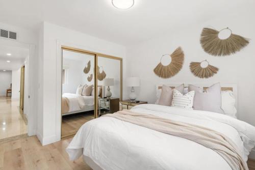 Ein Bett oder Betten in einem Zimmer der Unterkunft Sunny Daze - Heated Pool - Billiards - Games