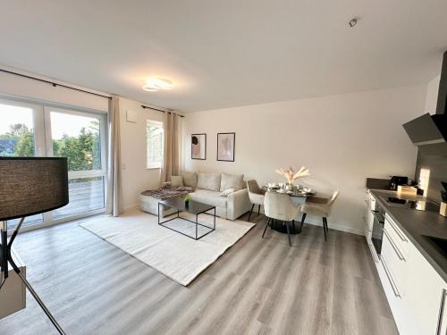Harmony Homes - Nähe Bahnhof - Terasse - Smart-TV - Nähe Hamburg & Flughafenにあるテレビまたはエンターテインメントセンター