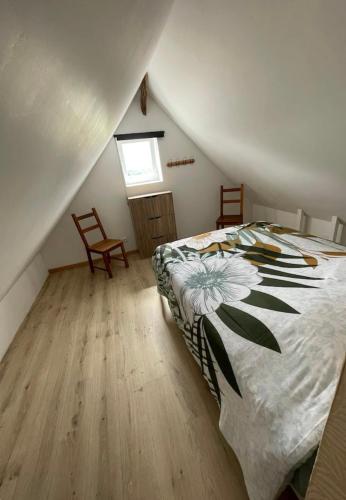 une chambre avec un lit avec un couvre-lit fleuri dans l'établissement Gîte chez Line & Mon, à Bournonville