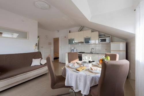 Apartments with parking spaces Zadar - 5816