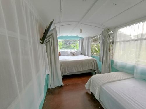 Postel nebo postele na pokoji v ubytování Combi Bus Dreamcatcher