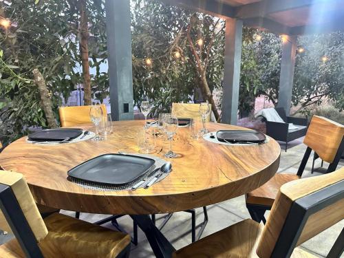 a wooden table with glasses and napkins on a patio at Bosque escondido in Valle de Bravo