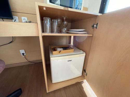 サンパウロにあるFlat 4 Estrelas -- Faria Limaの部屋にある洗濯機と乾燥機を備えた小さなキャビネット