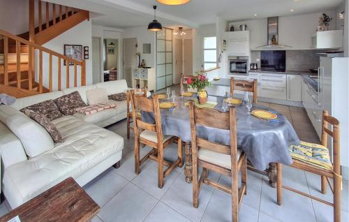 une cuisine et un salon avec une table et un canapé dans l'établissement 3 Bedroom Nice Home In Plouha, à Plouha