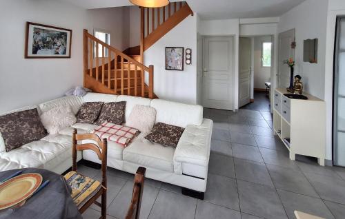 - un salon avec un canapé blanc et un escalier dans l'établissement 3 Bedroom Nice Home In Plouha, à Plouha