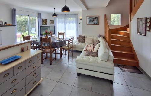 un salon avec un canapé blanc et une table dans l'établissement 3 Bedroom Nice Home In Plouha, à Plouha