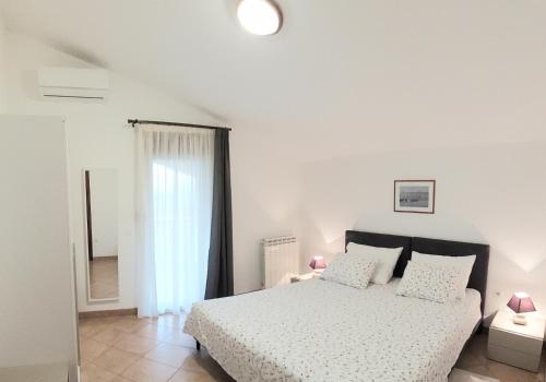 Apartments with parking space Rovinj - 24279