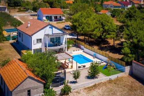 Family friendly house with a swimming pool Vrpolje, Sibenik - 24345
