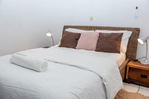 a bedroom with a large white bed with pillows at La Villa des Pins - Appartement Alep in Lope