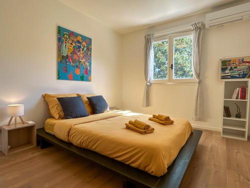 une chambre avec un lit avec deux serviettes dessus dans l'établissement La Corne dOr - Spacious 2-level villa with air conditioning, terrace and pool, à Villefranche-sur-Mer