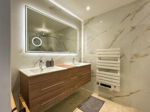 une salle de bain avec un lavabo et un miroir dans l'établissement La Corne dOr - Spacious 2-level villa with air conditioning, terrace and pool, à Villefranche-sur-Mer