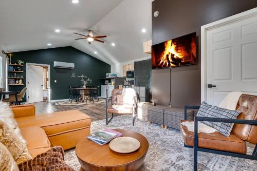 Χώρος καθιστικού στο NEW! Shenandoah family & dog friendly cabin - 5 min walk river with private river access, BBQ, playground, fire pit