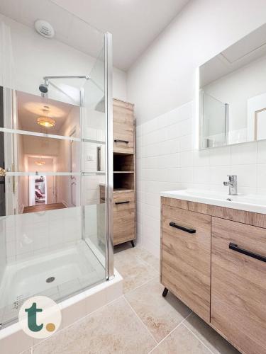 une salle de bain avec douche et lavabo dans l'établissement Tranquiloue - Halte Nature Proche du PuyduFou, à Saint-Laurent-sur-Sèvre