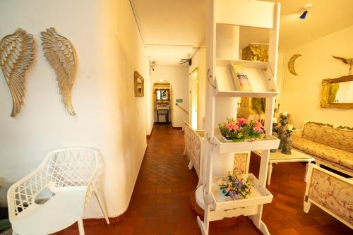 a hallway with a room with white shelves at Posada del Angel in Salento