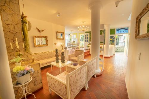 a living room with a couch and a table at Posada del Angel in Salento