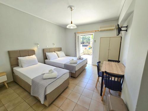 Postel nebo postele na pokoji v ubytování Amarandos Inn -2025renovated