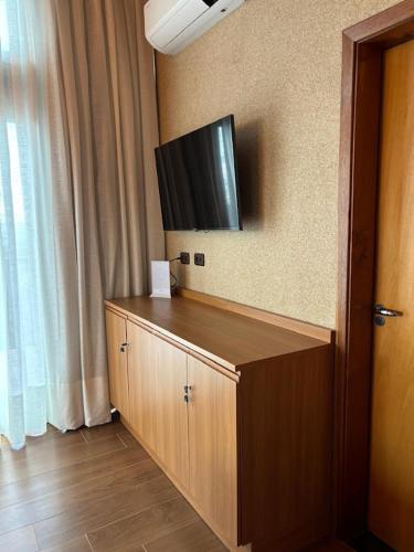 a cabinet with a television on top of it at Chalé Manacá in Sapucaí-Mirim