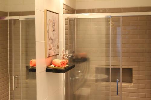 a bathroom with a shower with a glass door at Hostal Sueños De Lujo in Talca