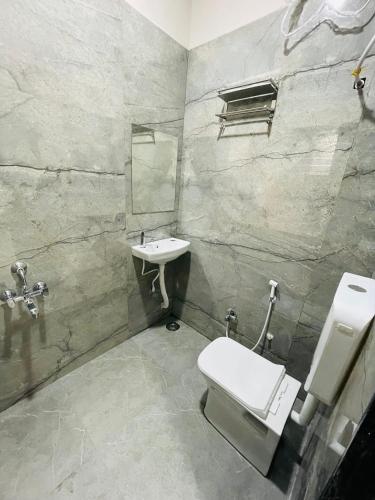 Bilik mandi di Maheshwari Bhakt Niwas And Homestay