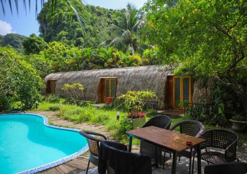 Πισίνα στο ή κοντά στο Catba Backpackers Hostel & Pool Bar