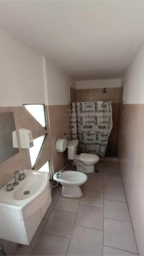 Bilik mandi di Los 3 Gómez