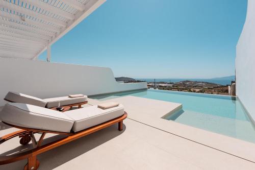 Bazén v ubytování Muse οf Mykonos Luxury Suites nebo v jeho okolí