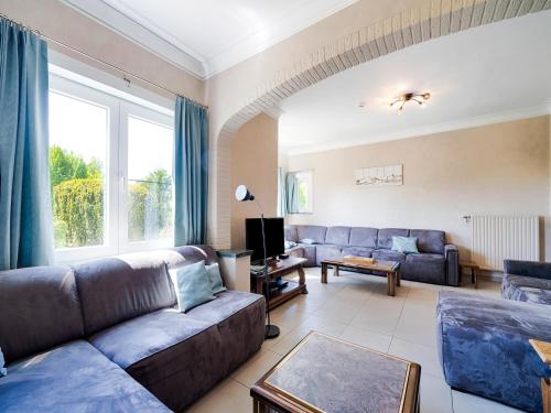 Un lugar para sentarse en Villa Borgloon with Blossom Views and Jacuzzi