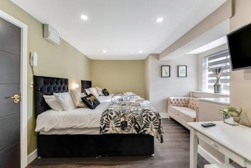 a bedroom with a large bed and a couch at Lit Studio Spot Twin Beds,Amenities & Chill Vibes 1 in London