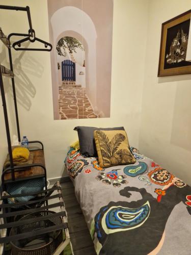 une chambre avec un lit et une chaise dedans dans l'établissement Studio de charme Paris Champs Elysees, à Paris