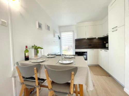 Photo de la galerie de l'établissement Maison avec piscine chauffée, tennis, Wi-Fi à 600m de la mer - FR-1-231-311, à Bretignolles-sur-Mer