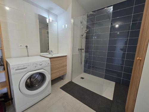 eine Waschmaschine in einem Badezimmer mit Dusche in der Unterkunft Appartement moderne avec terrasse proche mer et centre, Wi-Fi inclus à Saint-Brevin - FR-1-364-182 in Saint-Brevin-les-Pins