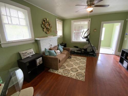 Een zitgedeelte bij Cozy Cottage