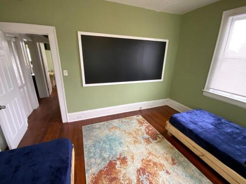 Een bed of bedden in een kamer bij Cozy Cottage