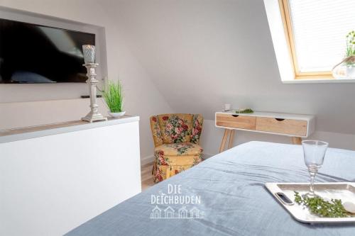 una stanza con un tavolo con un piatto di cibo e una sedia di Bude-2 a Büsum