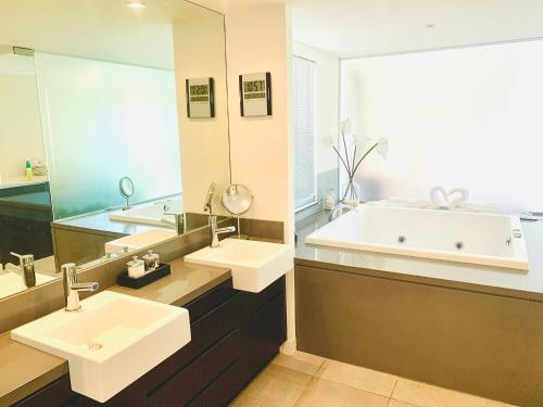 Vannituba majutusasutuses Tropical Lagoon Swimout - Sea Temple Resort & Spa