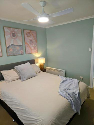 Postel nebo postele na pokoji v ubytování Temoca Cottage Echuca Central